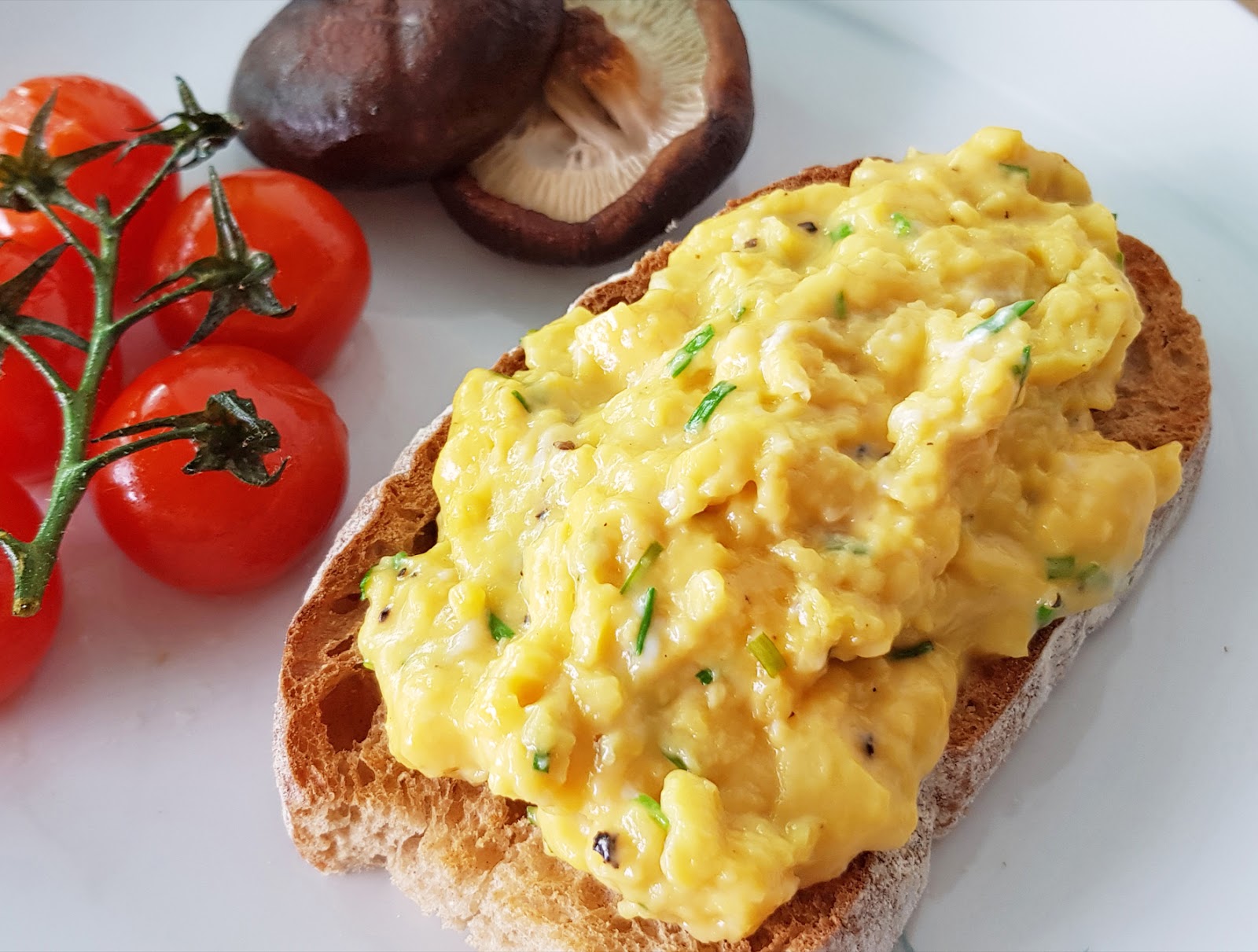 Gordon Ramsay scrambled eggs on toast in my lodge pot : r/castiron