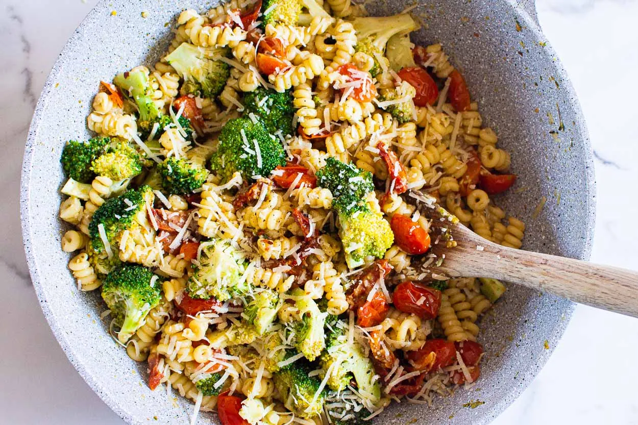 Healthy Pasta with Pesto and Broccoli